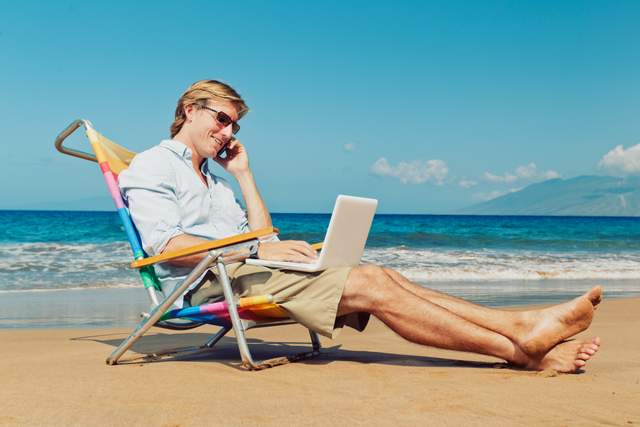 Can A Digital Nomad Really Work On The Beach? | Digital Nomad Explorer